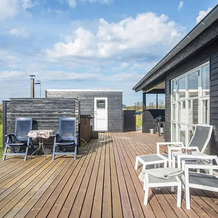 12 Person In Albaek-by Traum
