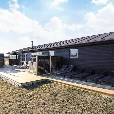12 Person In Albaek-by Traum